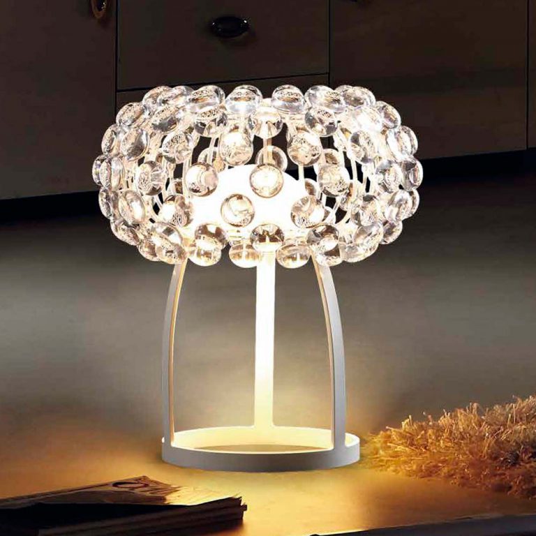 Lámpara sobremesa con bolas acrílicas base metálica lacada blanca, modelo Estepona lamp 6 Lámpara sobremesa Bolas acrílicas Base metálica lacada blanca